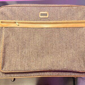 Vintage Amelia Earhart British Tweed 26” Suitcase Luggage Leather Trim